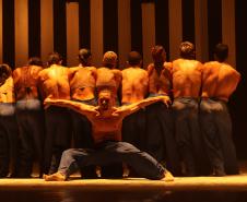 Contraponto é um espetáculo formado por duas coreografias: Castelo e Anima - imensaidão adentro