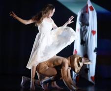 Espetáculo Alice no palco