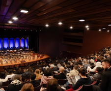 Plateia lotada no Guairão aguardando a entrada dos integrantes da Orquestra