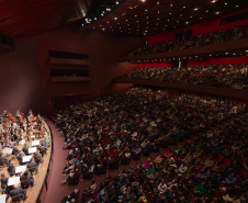 auditório Bento Munhoz da Rocha Neto lotado para assistir a um concerto da OSP