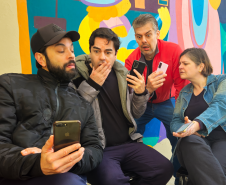 A sátira aborda a maneira como utilizamos a tecnologia dos celulares em nosso dia a dia, destacando temas como o excesso de tempo olhando para a tela, a falta de comunicação interpessoal, os cancelamentos virtuais e os golpes digitais.