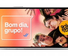 A sátira aborda a maneira como utilizamos a tecnologia dos celulares em nosso dia a dia, destacando temas como o excesso de tempo olhando para a tela, a falta de comunicação interpessoal, os cancelamentos virtuais e os golpes digitais.