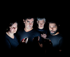 A sátira aborda a maneira como utilizamos a tecnologia dos celulares em nosso dia a dia, destacando temas como o excesso de tempo olhando para a tela, a falta de comunicação interpessoal, os cancelamentos virtuais e os golpes digitais.