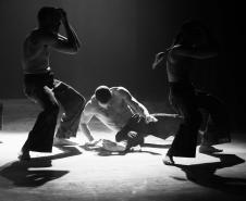 foto em preto e branco, bailarinos com posições diversas dentro da coreografia