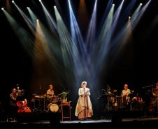 Monica Salmaso em seu show