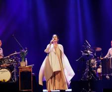 Monica Salmaso em seu show 