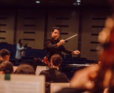 Maestro Roberto Ramos regendo orquestra