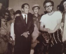 O Governador Ney Braga cumprimenta elenco do TCP após a apresentação de A megera domada (1964)