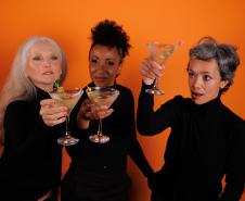 Atrizes posando para a peça