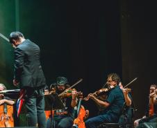 Orquestra cordas do iguaçu e cantora junto