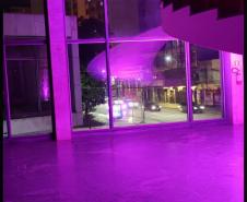 Teatro Guaíra com iluminação lilás