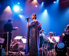 Orquestra cordas do iguaçu e cantora junto