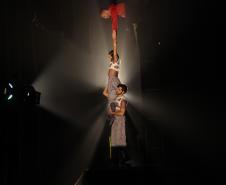 Vista dos bastidores de trecho do Balé Teatro Guaíra na coreografia "Anima - Imensidão Adentro",
