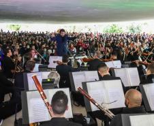 Orquestra Sinfônica do Paraná se apresentando em espaços externos ao teatro
