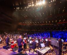 Orquestra Sinfônica de Curitiba em apresentação de frente para o público no auditório Guairão