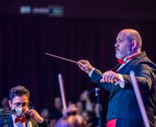 maestro Carlos Domingues regendo orquestra, foto lateral