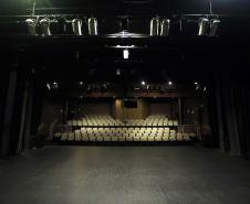 Palco e plateia no Teatro José Maria Santos