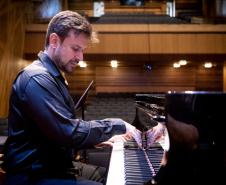 Cristian Budu ao piano