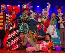 Espetáculo teatral Alice no país das maravilhas