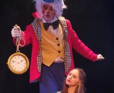 Espetáculo teatral Alice no país das maravilhas