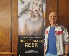 Grazianni Canalli ao lado do cartaz de "Hoje é Dia de Rock"