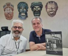 O diretor artístico do Centro Cultural Teatro Guaíra Áldice Lopes e o jornalista Alvaro Collaço, autor do livro sobre os 60 anos do TCP.  