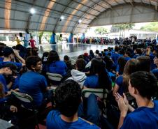 Grupo de Dança no "Guaíra para todos", em pátio de colégio estadual