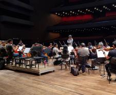 Orquestra ensaiando no palco do guairão