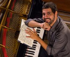 Compositor André Mehmari
