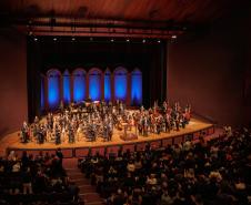 Orquestra no palco do Guairão