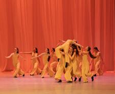 Dançarinos da Escola de Dança Teatro Guaíra 