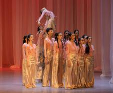 Dançarinos da Escola de Dança Teatro Guaíra 