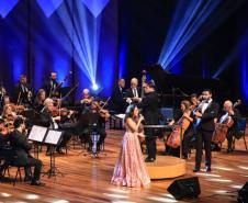 Carmen Monarcha com a Camerata Antiqua de Curitiba