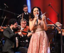 Carmen Monarcha com a Camerata Antiqua de Curitiba