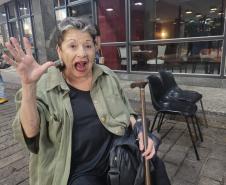 A artista bonequeira Olga Romero assistindo o espetáculo Memórias d' Omar
