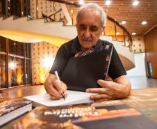 Lançamento do livro "Teatro Guaíra 140 anos" reuniu mais de 400 pessoas. 