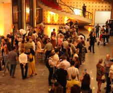 Lançamento do livro sobre os 140 anos do Teatro Guaíra reuniu mais de 400 pessoas. 