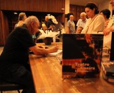 Lançamento do livro sobre os 140 anos do Teatro Guaíra reuniu mais de 400 pessoas. 