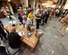 Lançamento do livro "Teatro Guaíra 140 anos" reuniu mais de 400 pessoas. 