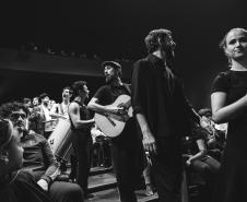 Peça "Daqui Ninguém Sai" estreia  no Teatro Guaíra e é sucesso de público  