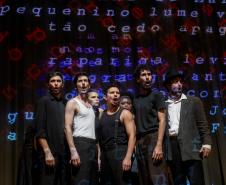 Cena da peça "Daqui Ninguém Sai" do Teatro de Comédia do Paraná  e que estreia no palco do Guairinha