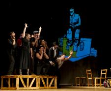 FESTIVAL DE CURITIBA | Turbulento e intenso, “Daqui Ninguém Sai” quer fazer de Dalton Trevisan um escritor mais lido