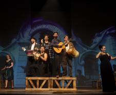 Cena da peça "Daqui Ninguém Sai" do Teatro de Comédia do Paraná  e que estreia no palco do Guairinha
