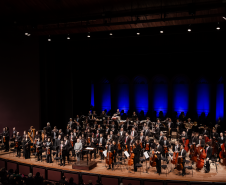 Orquestra Sinfônica do Paraná abre temporada 2025 no palco do auditório Bento Munhoz da Rocha 