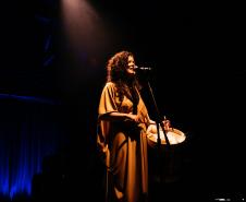 A cantora Thayana Barbosa encerra a temporada do projeto Toda Pele  no palco do Teatro José Maria Santos 