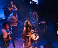A cantora Thayana Barbosa encerra a temporada do projeto Toda Pele  no palco do Teatro José Maria Santos 