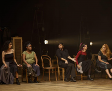 FESTIVAL DE CURITIBA | Turbulento e intenso, “Daqui Ninguém Sai” quer fazer de Dalton Trevisan um escritor mais lido