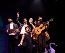 FESTIVAL DE CURITIBA | Turbulento e intenso, “Daqui Ninguém Sai” quer fazer de Dalton Trevisan um escritor mais lido