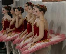 Escola de Dança Teatro Guaíra encanta mais de 850 alunos com espetáculo em colégio estadual