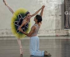 Escola de Dança Teatro Guaíra encanta mais de 850 alunos com espetáculo em colégio estadual